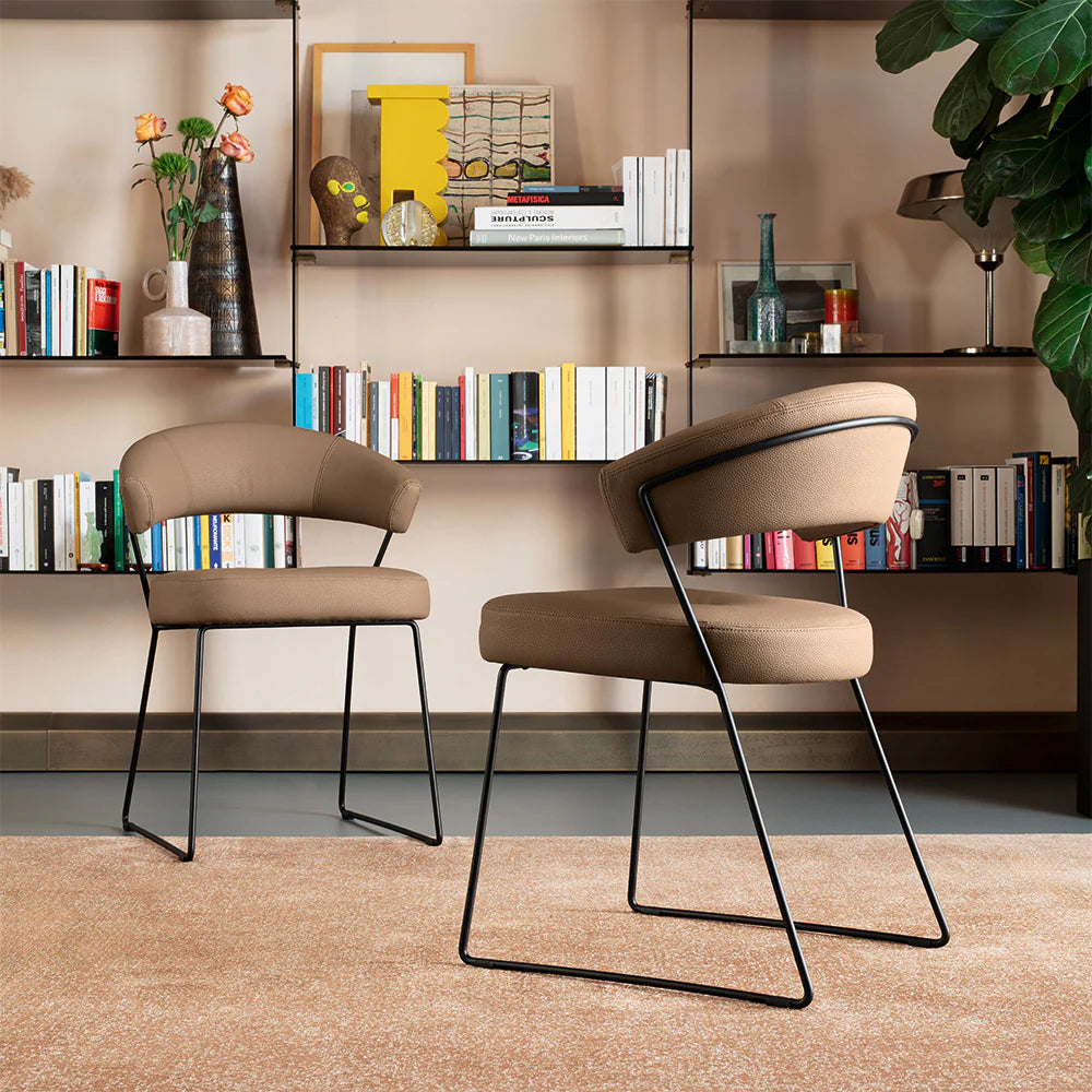 Sedia NY Anniversary – Design moderno con seduta avvolgente e struttura in metallo