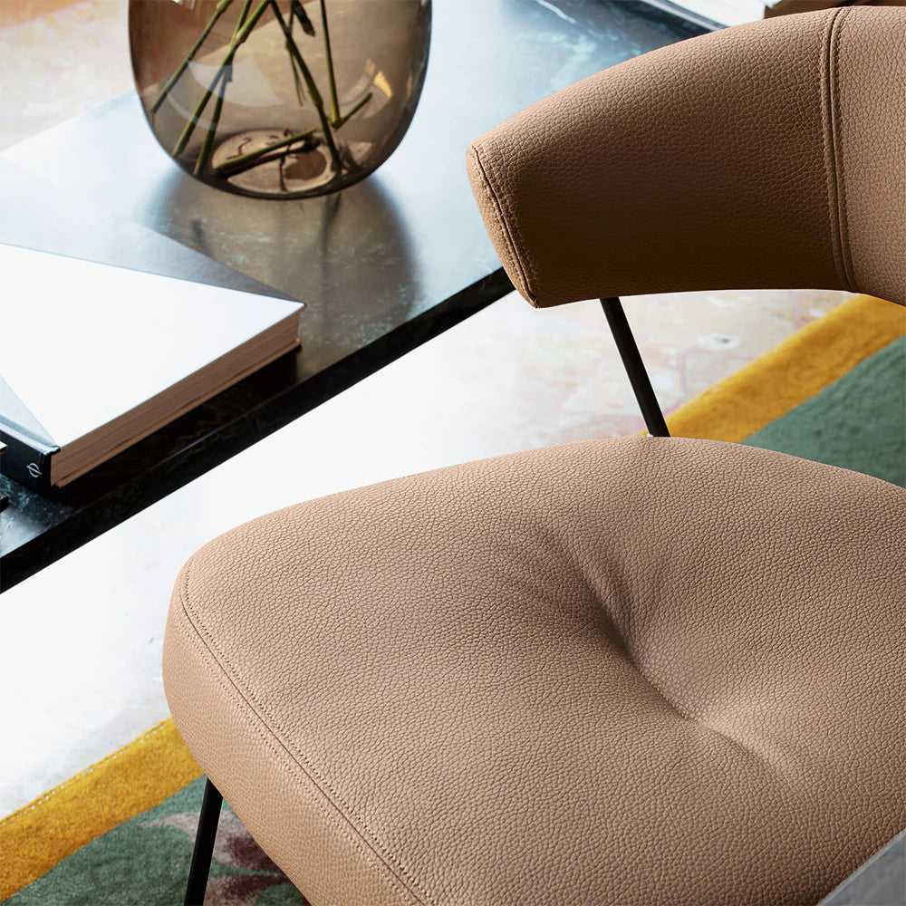 Sedia NY Anniversary – Design moderno con seduta avvolgente e struttura in metallo