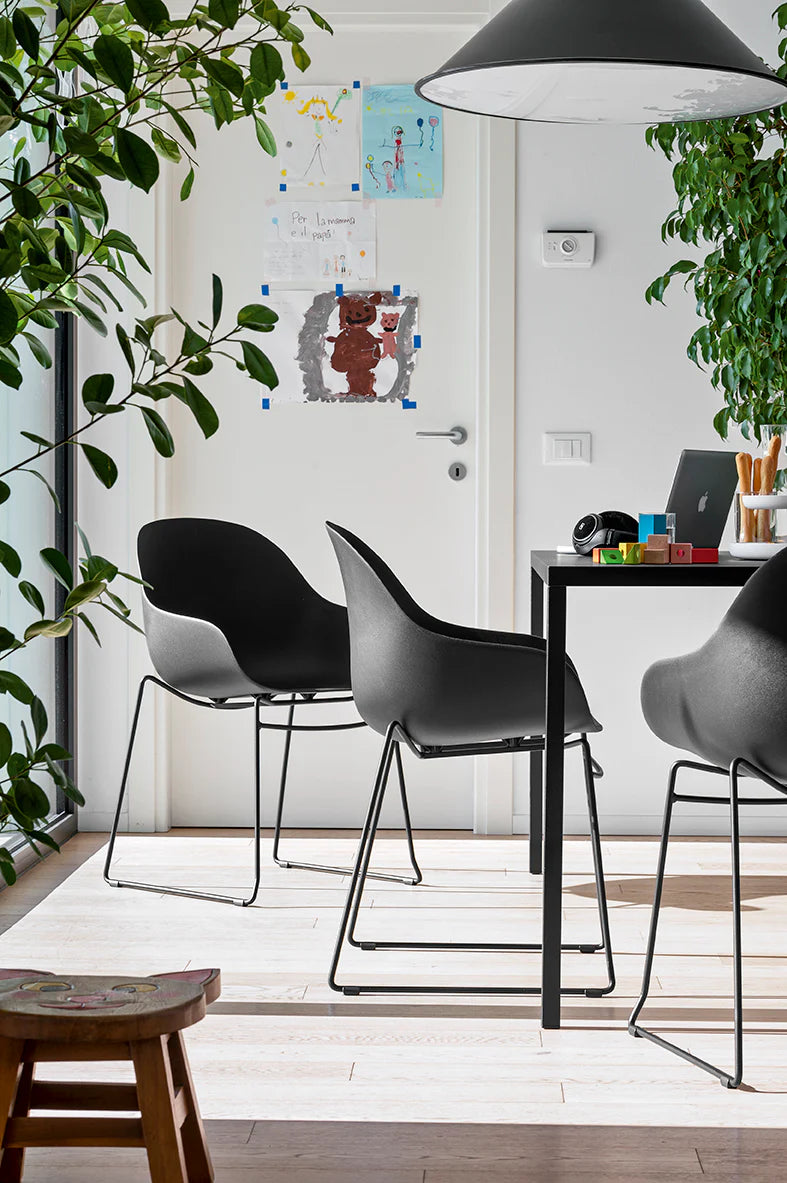 Poltroncina Academy – Seduta in Polipropilene Riciclato con Struttura a Slitta