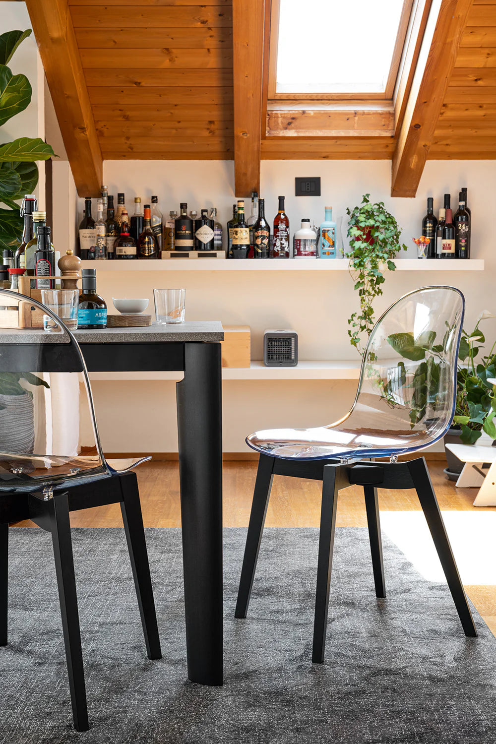 Sedia ACADEMY – Seduta in Policarbonato Trasparente e Fusto in Legno Massello