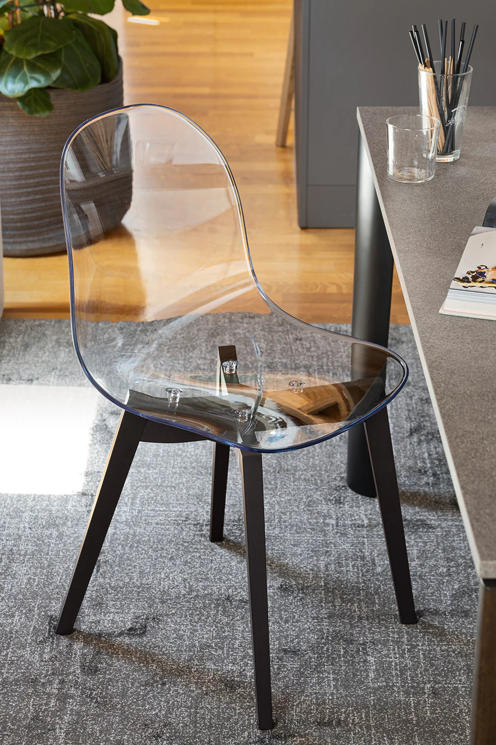 Sedia ACADEMY – Seduta in Policarbonato Trasparente e Fusto in Legno Massello