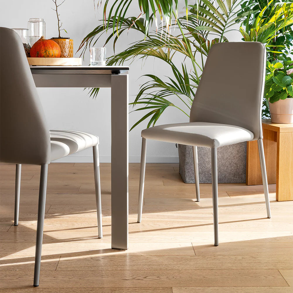 Sedia Club – Metallo con Seduta e Schienale Imbottiti in Tessuto