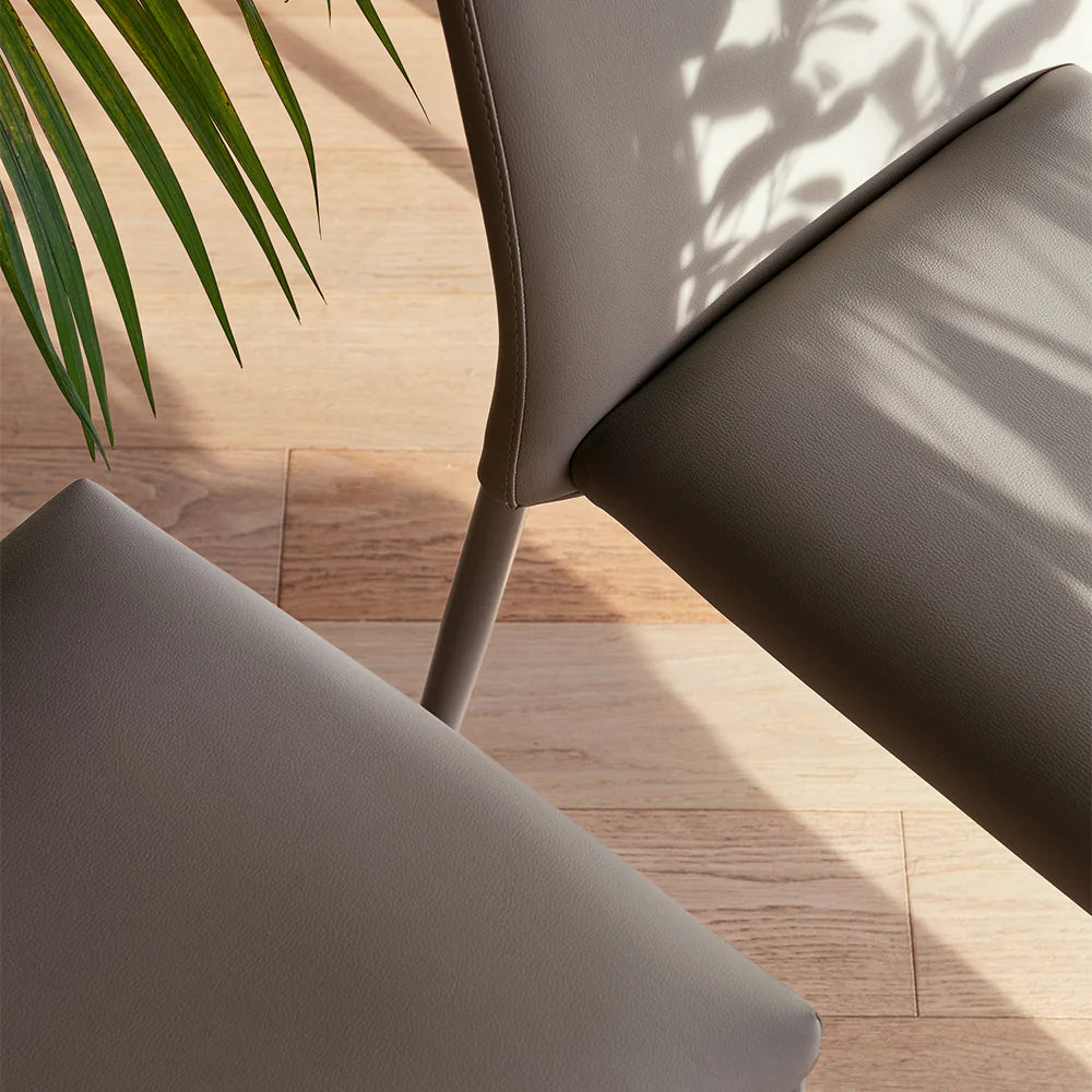 Sedia Club – Metallo con Seduta e Schienale Imbottiti in Tessuto