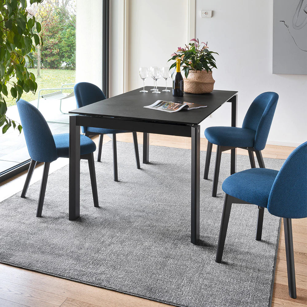 Sedia TUKA – 4 Gambe in Legno di Faggio con Seduta Imbottita e Schienale Avvolgente