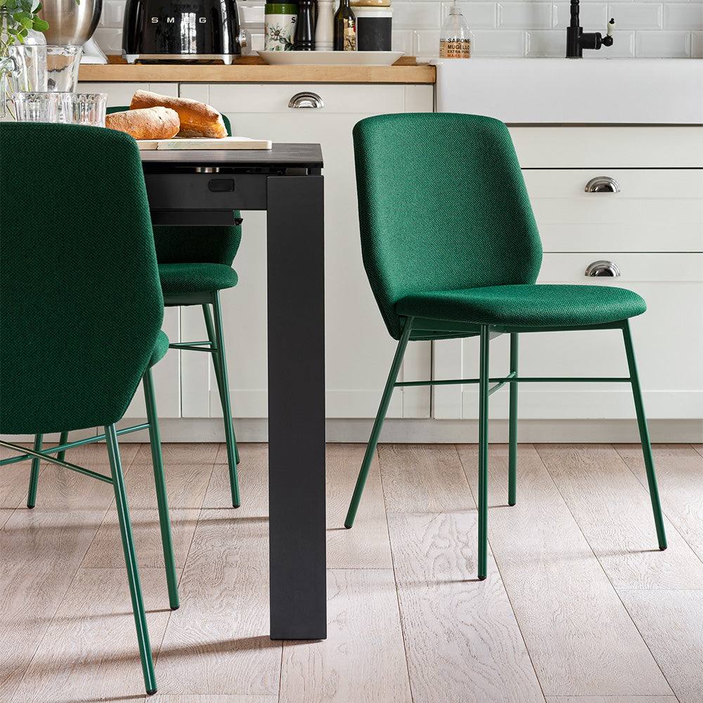 Tavolo Allungabile di Connubia – Design Versatile e Mix Materico Raffinato