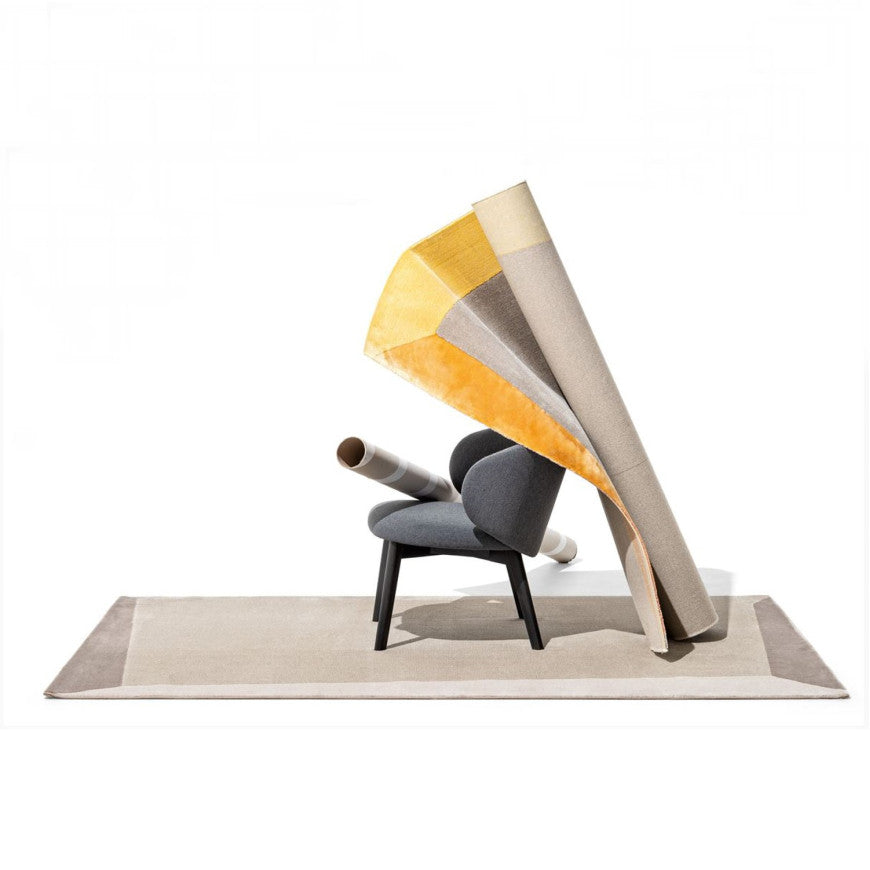 Poltroncina Tuka imbottita con gambe in legno Connubia