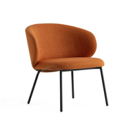 Poltroncina Tuka imbottita con gambe in metallo Connubia