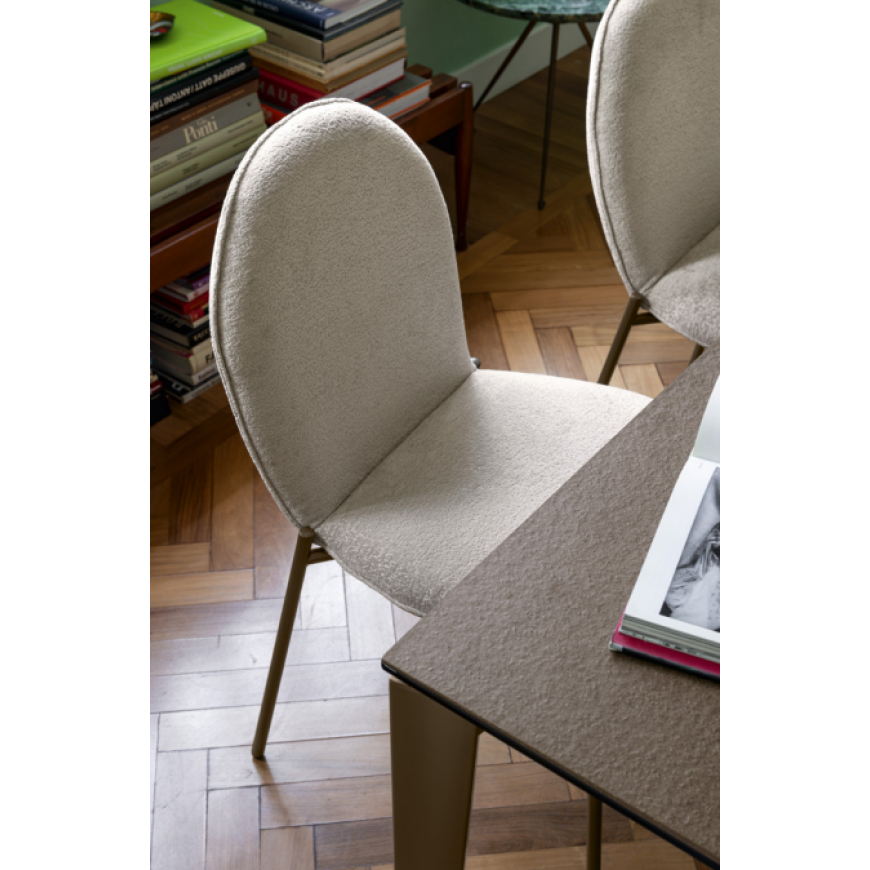 Sedia Riley Mid imbottita con gambe in metallo Connubia