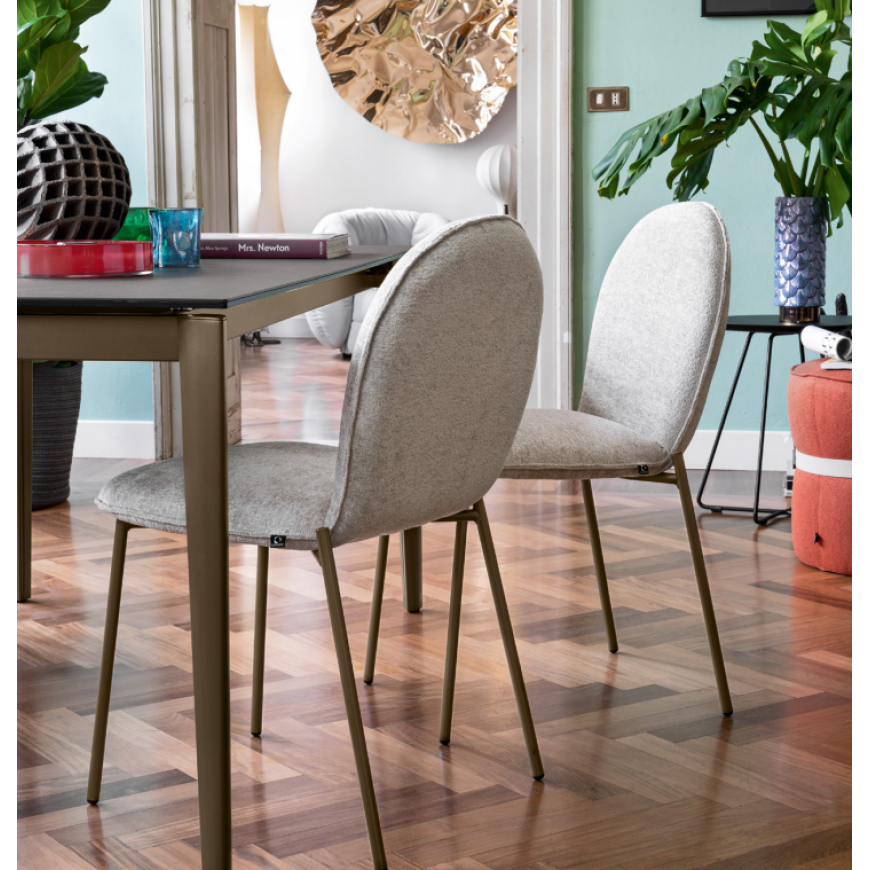 Sedia Riley Mid imbottita con gambe in metallo Connubia