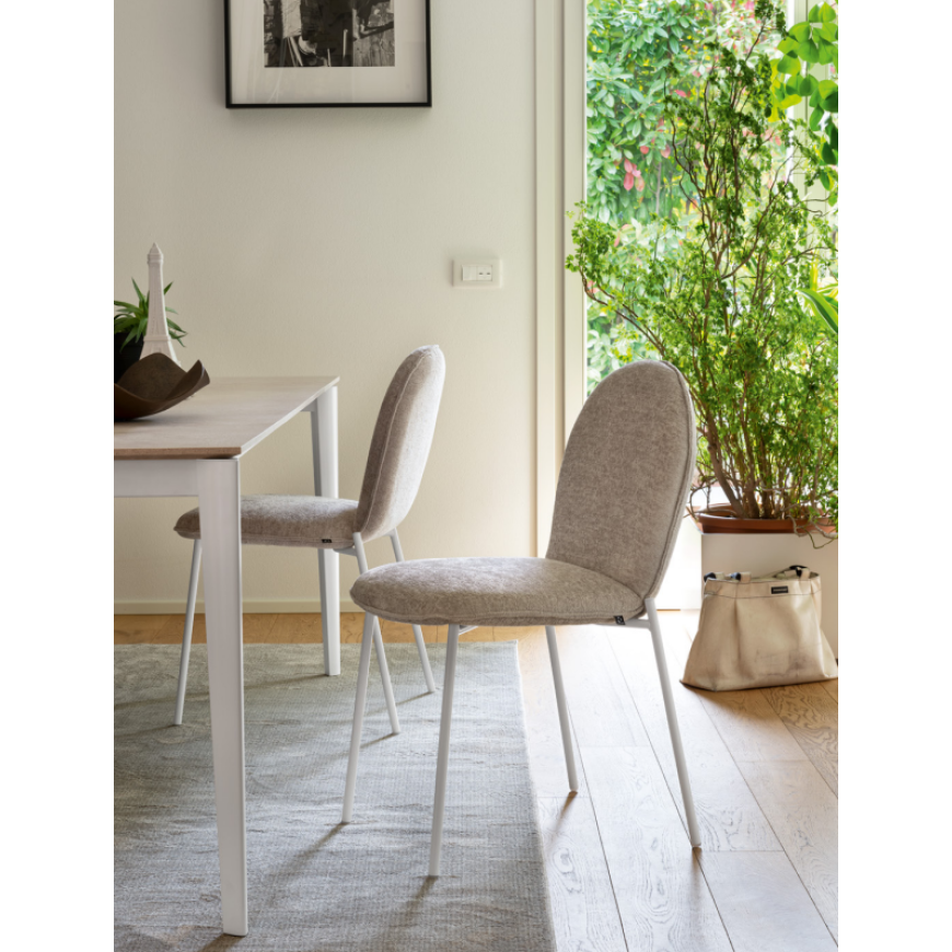 Sedia Riley Mid imbottita con gambe in metallo Connubia