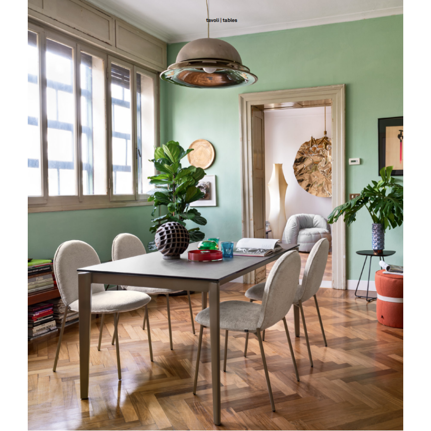 Sedia Riley Mid imbottita con gambe in metallo Connubia