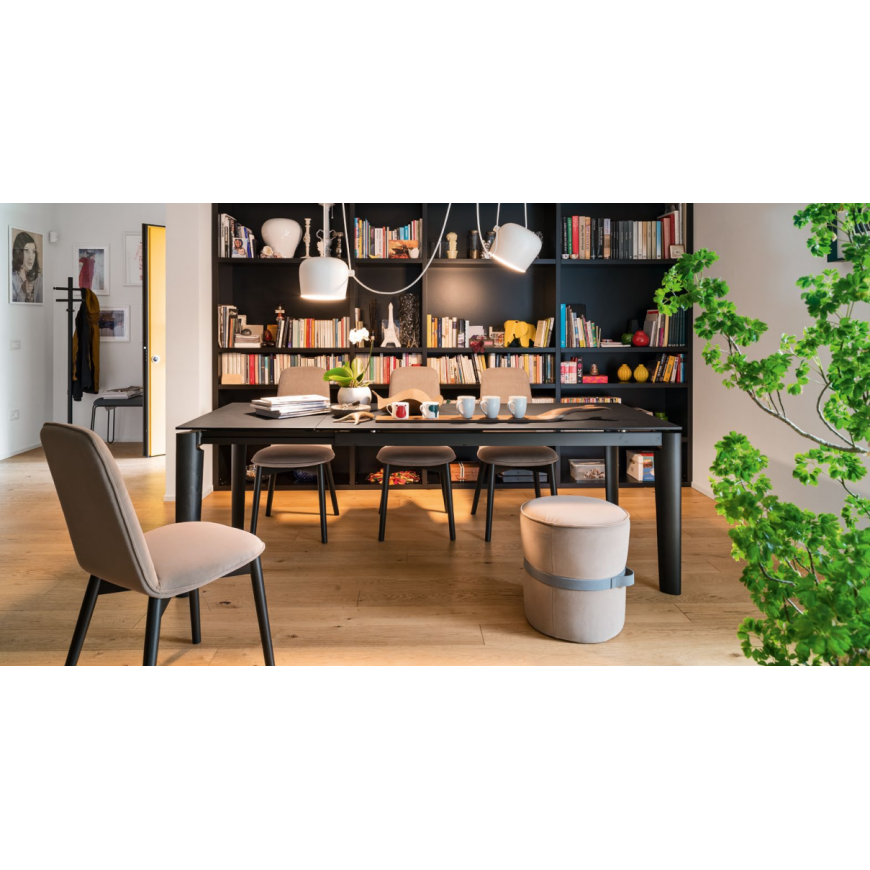 Abitarearreda Sedia Riley imbottita con gambe in legno Connubia | Il mio negozio